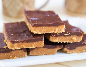 chocolate-protein-bars-with-chocolate-sauce-499x392 (1)